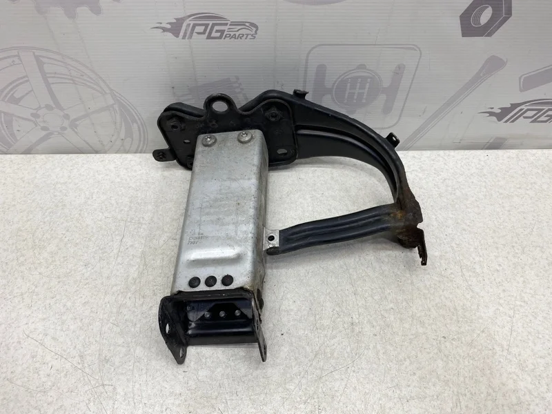 Кронштейн усилителя переднего бампера левый Mercedes-benz 2008 W211