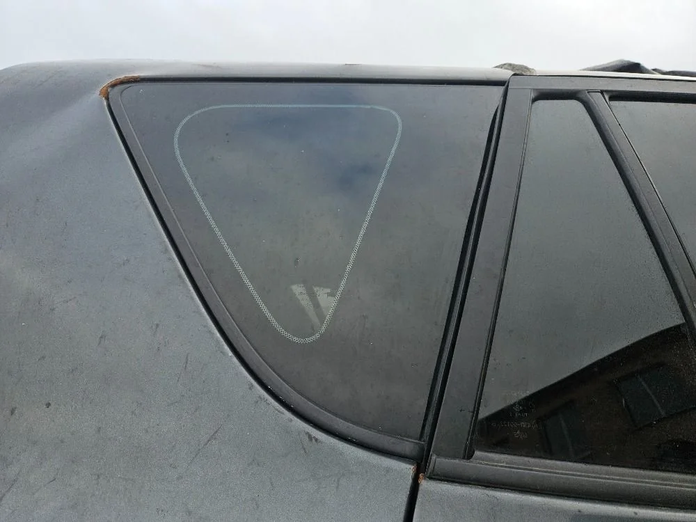 Стекло глухое правое на Toyota RAV4 XA30