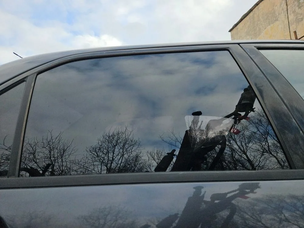 стекло задней правой двери  mitsubishi lancer 9