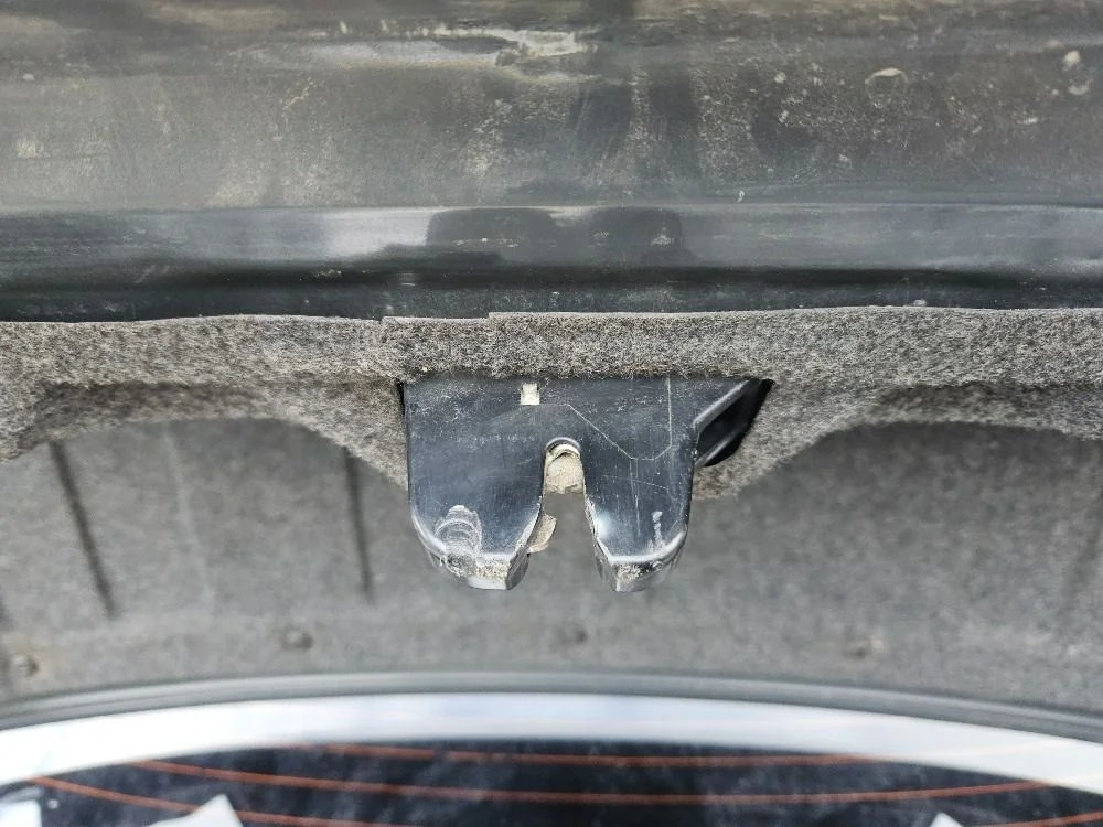 Замок багажника на Lancer 9