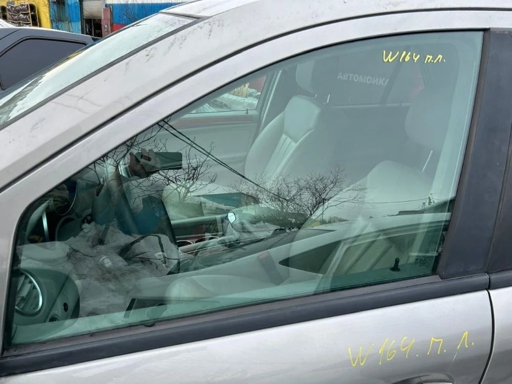 Стекло двери переднее левое Mercedes M-Class W164