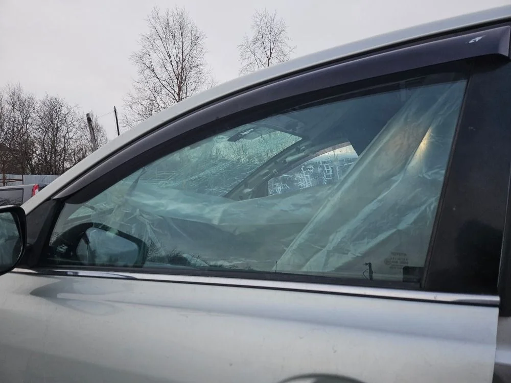 Стекло переднее левое на Toyota Avensis T250