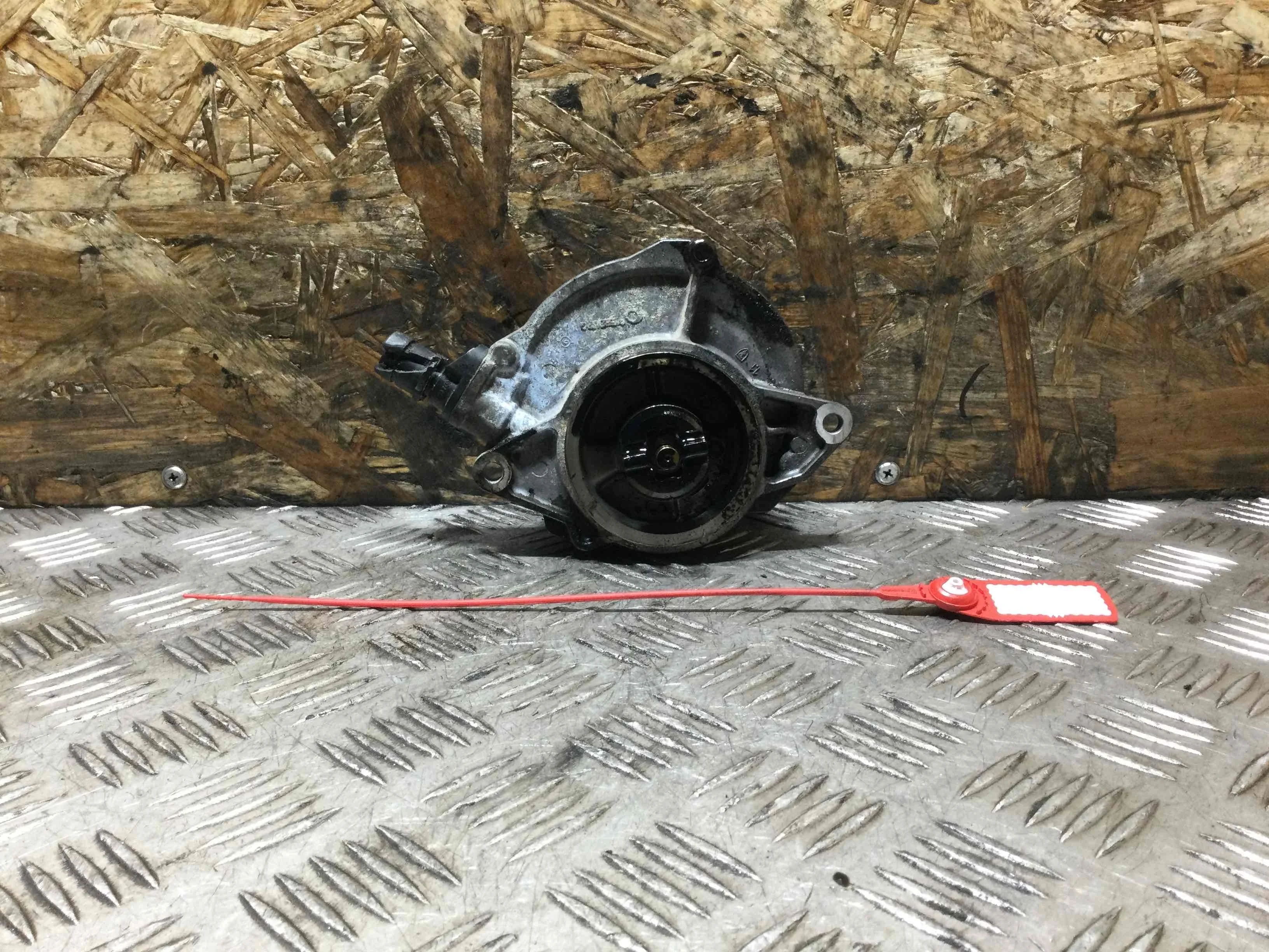 Насос вакуумный Audi A4 B7 (2004-2008) дизель 3.0 TDI Автомат Седан