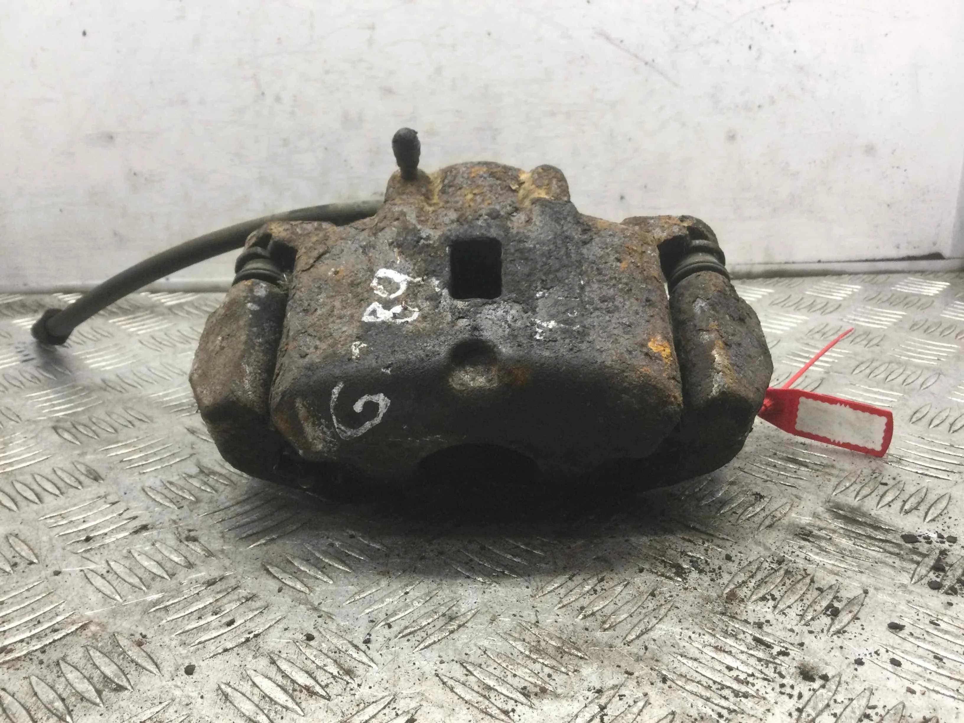 Суппорт передний правый Mitsubishi Galant Galant VIII (EA) 1996 - 2006 бензин 2.5 i Автомат Седан