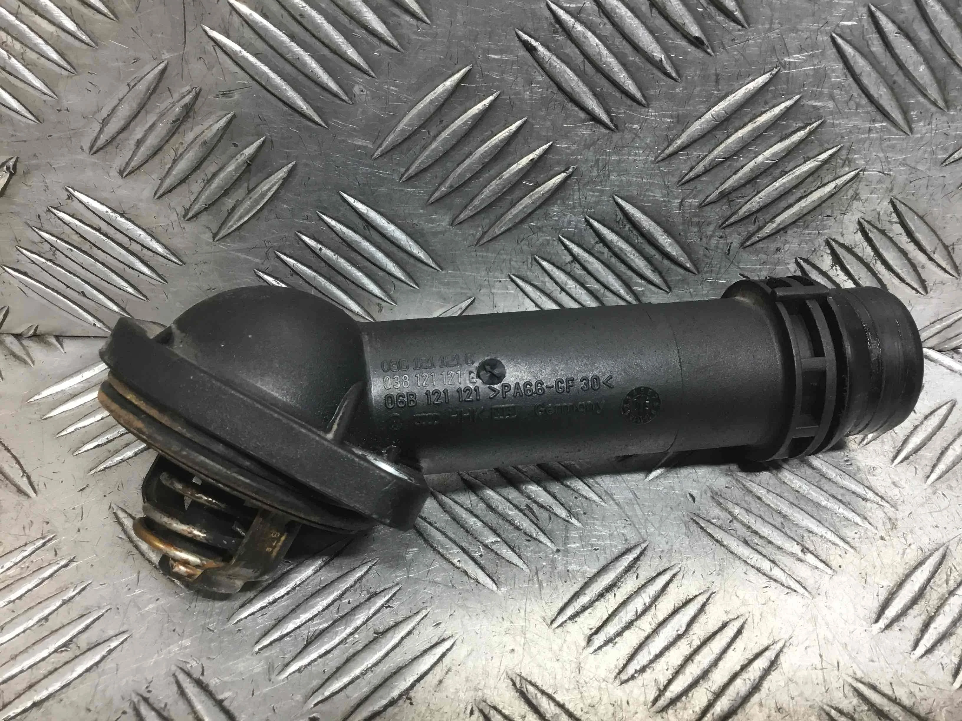 Корпус термостата Audi A4 B7 (2004-2008) дизель 2.0 TDI Механика Седан