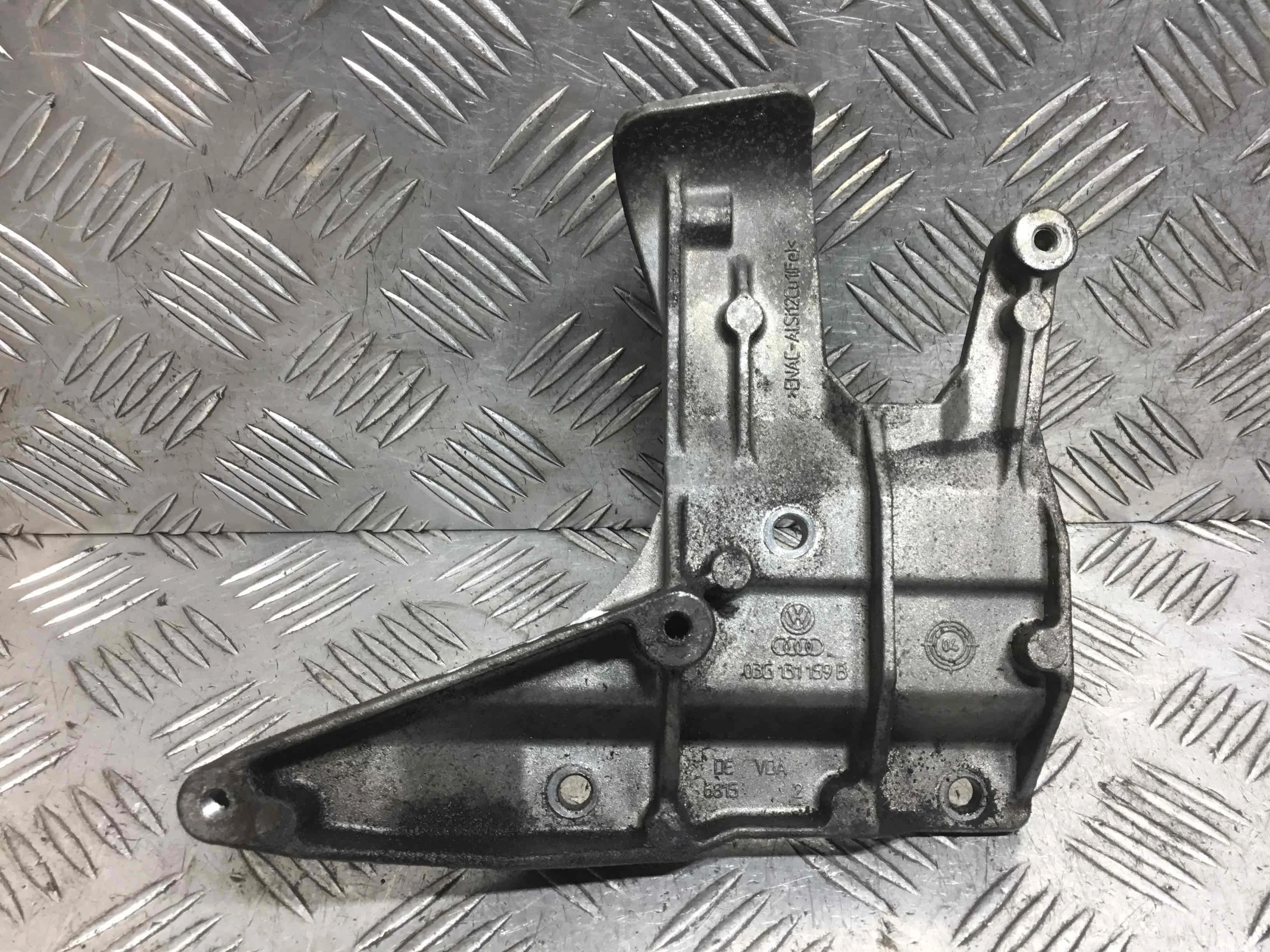 Кронштейн впускного коллектора Audi A4 B7 (2004-2008) дизель 2.0 TDI Механика Седан