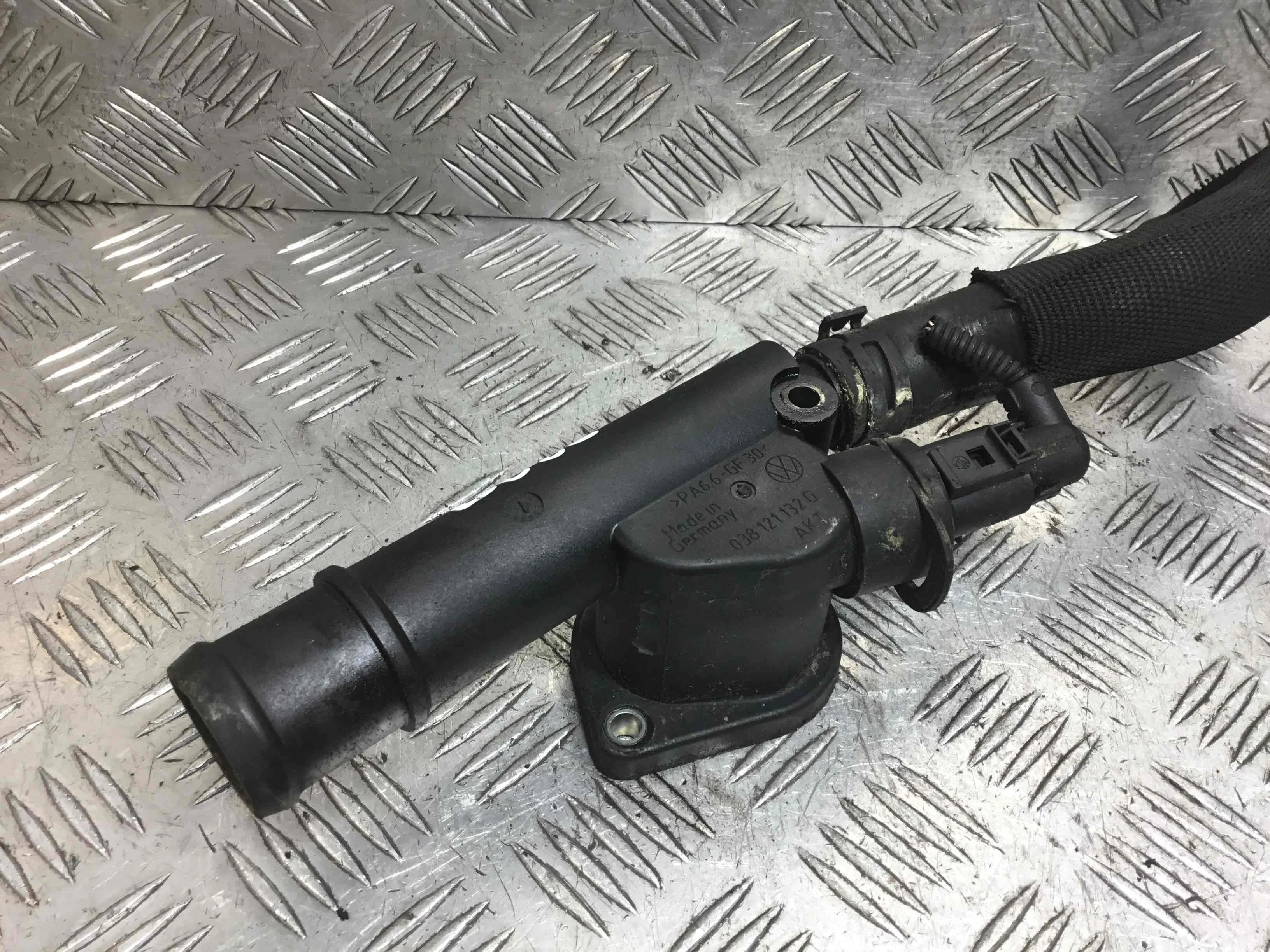 Фланец (тройник) системы охлаждения Audi A4 B7 (2004-2008) дизель 2.0 TDI Механика Седан