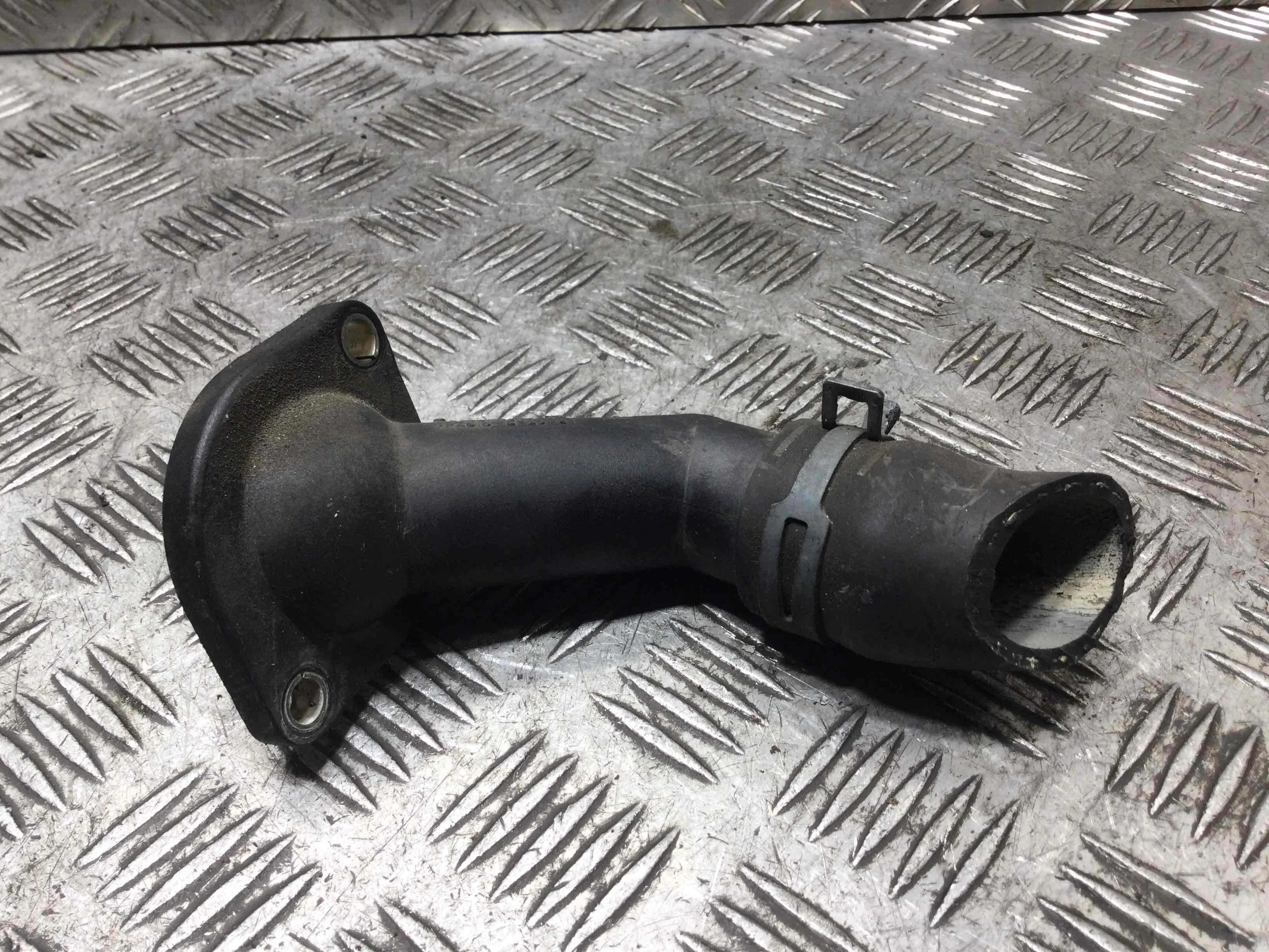 Фланец (тройник) системы охлаждения Volkswagen Golf 4 поколение (1997-2004) бензин 1.6 i Механика Х/б