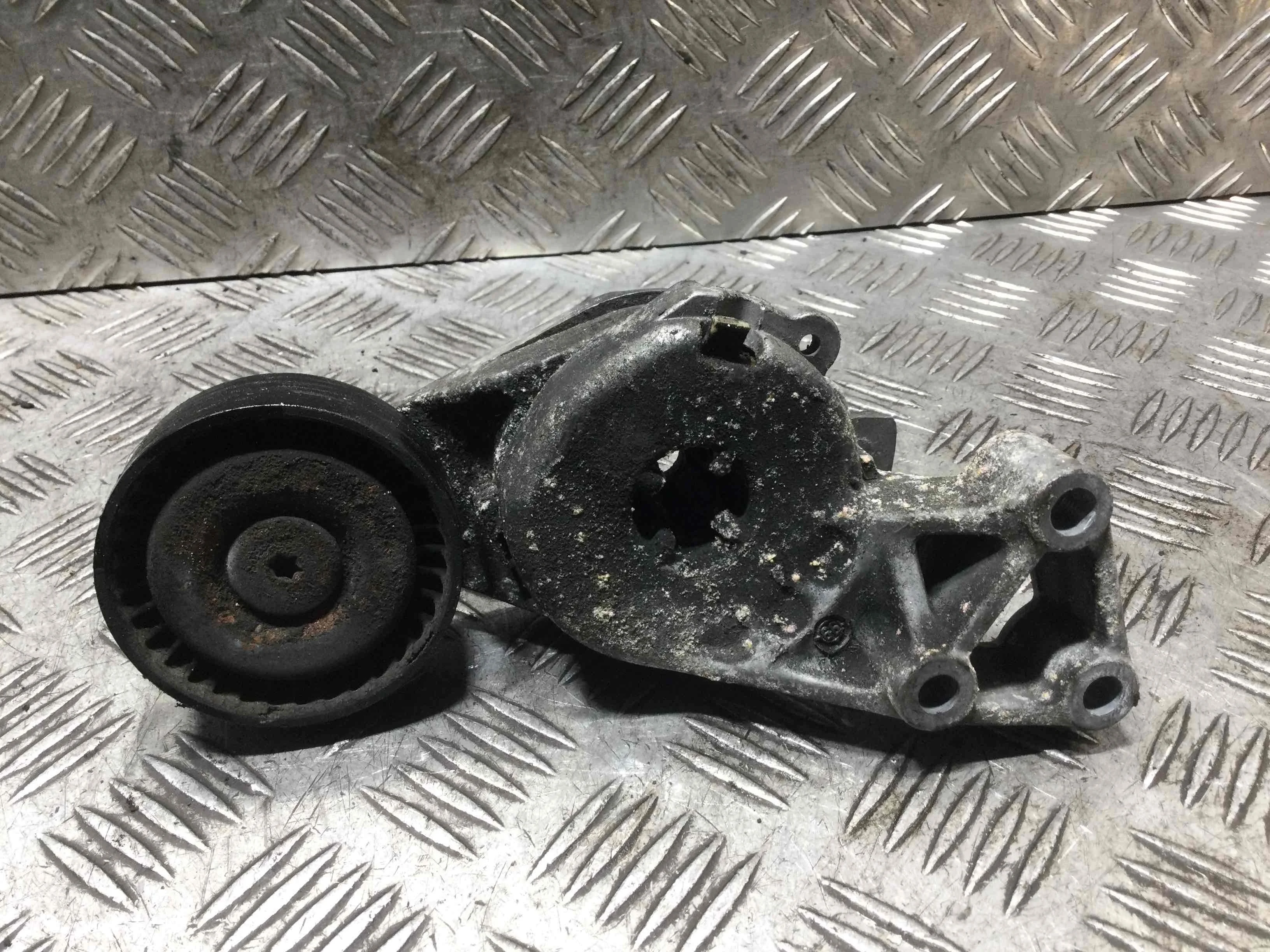 Натяжитель ремня генератора Volkswagen Golf 4 поколение (1997-2004) бензин 1.6 i Механика Х/б