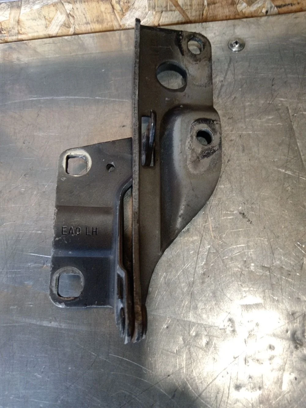 Петля капота левая Nissan Navara D40 рестайлинг (2010—2015) 2010 KAP