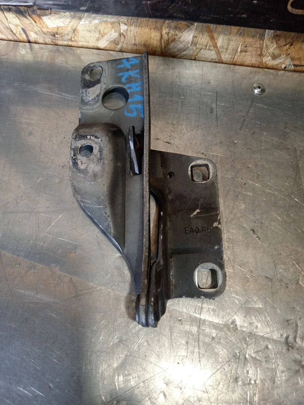 Петля капота правая Nissan Navara D40 рестайлинг (2010—2015) 2010 KAP