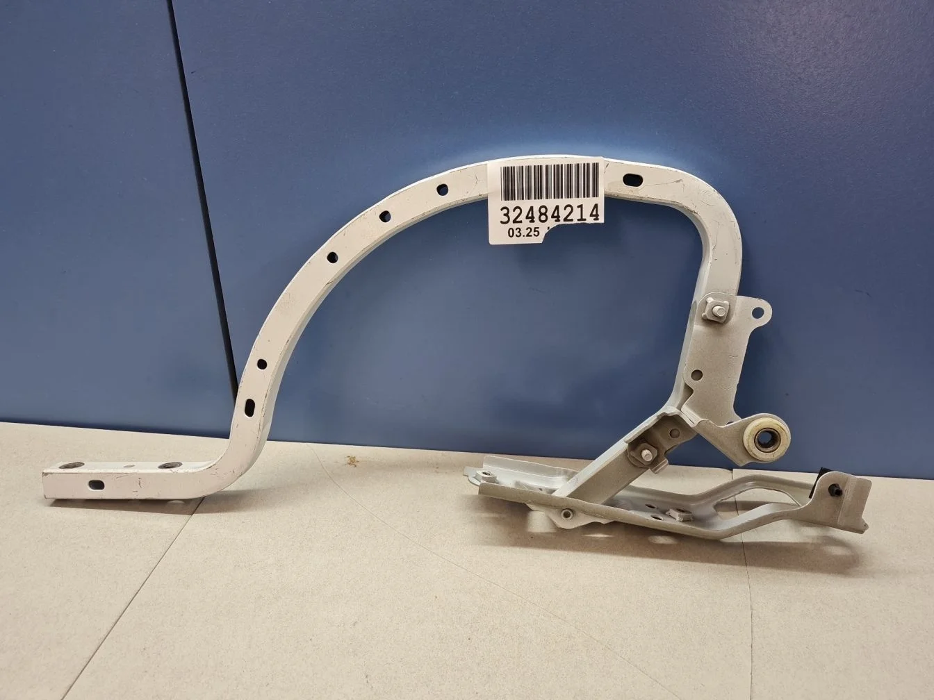 Петля крышки багажника левая для Toyota Camry V70 2017-