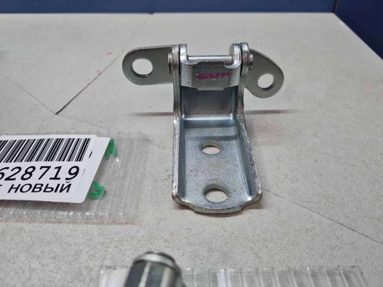 Петля двери задней левой нижняя для Toyota RAV 4 2013-2019