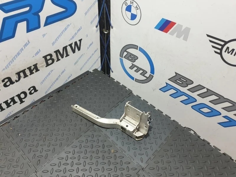 Кронштейн радиатора Bmw 750Li 2013 51117186514 F02 N63B44B, правый