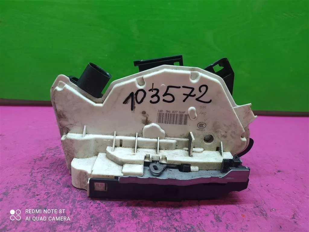 Замок двери передний правый Passat CC Tiguan Fabia