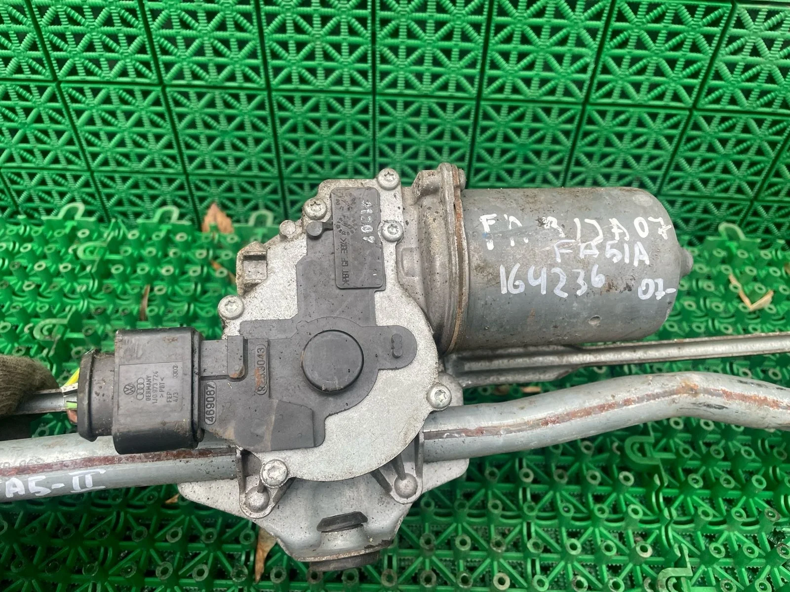 Моторчик стеклоочистителя трапеции дворников SKODA FABIA 2, ROOMSTER 2007- передний б/у FABIA 2(2007-2015);ROOMSTER(2007-2015)