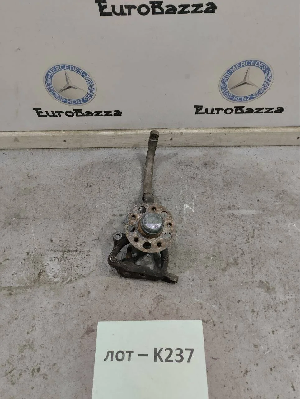 Поворотный кулак передний правый Mercedes W211