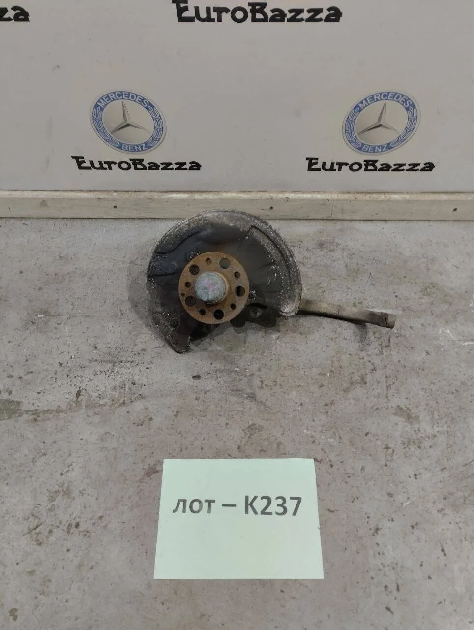 Поворотный кулак передний левый Mercedes W211