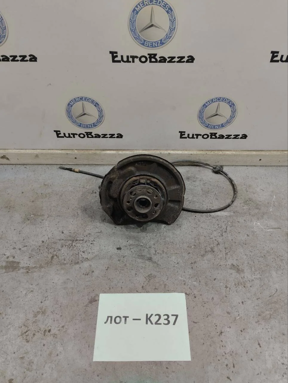 Кулак задний левый Mercedes W211