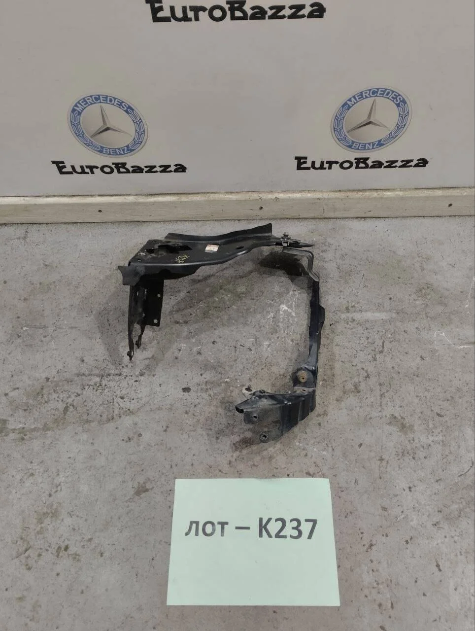 Кронштейн фары левый Mercedes W211