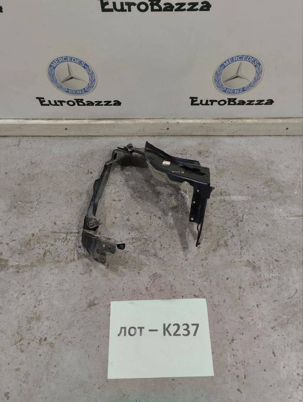 Кронштейн фары правый Mercedes W211