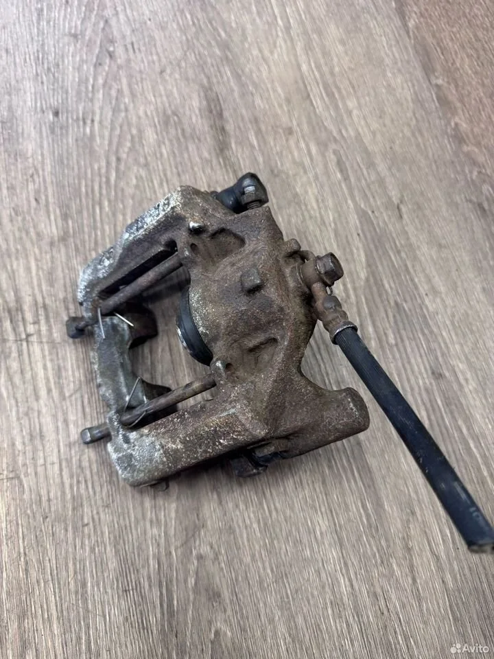 Задний левый суппорт lexus gs300 gs350 gs430