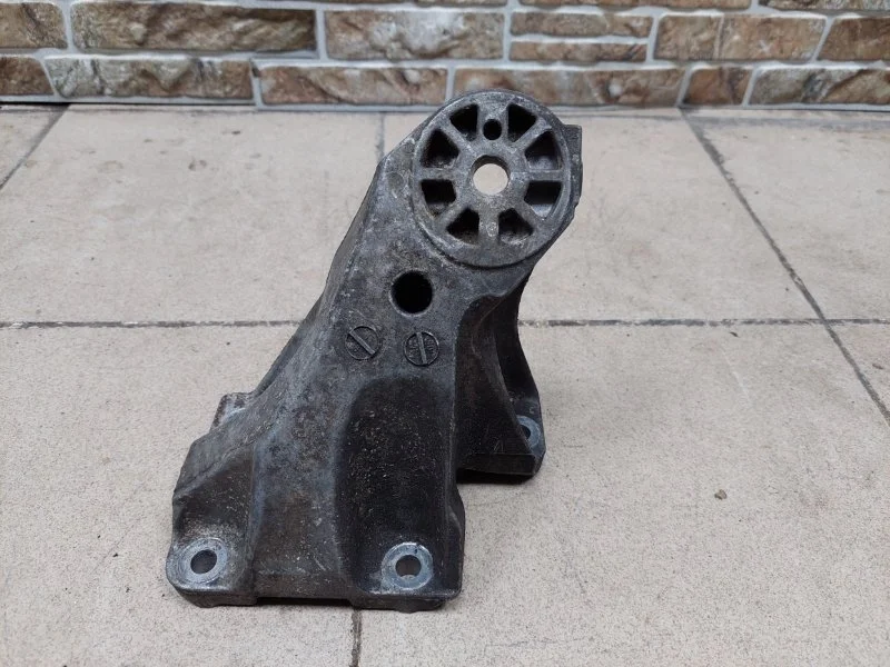 Кронштейн двигателя Audi Q7 2015 4L