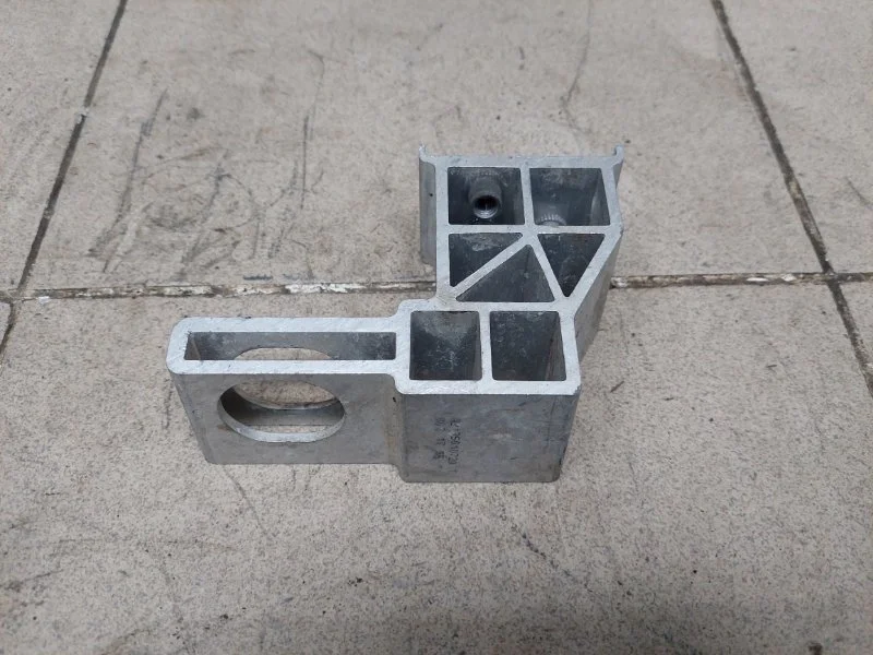 Кронштейн решетки радиатора Mercedes-Benz -Class 2018 W213