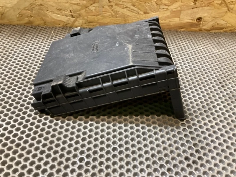 Крышка блока предохранителей Audi Q3 2016 8U