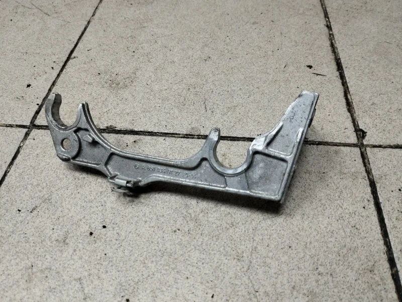 Кронштейн корпуса воздушного фильтра Mercedes-Benz -class 2018 W205