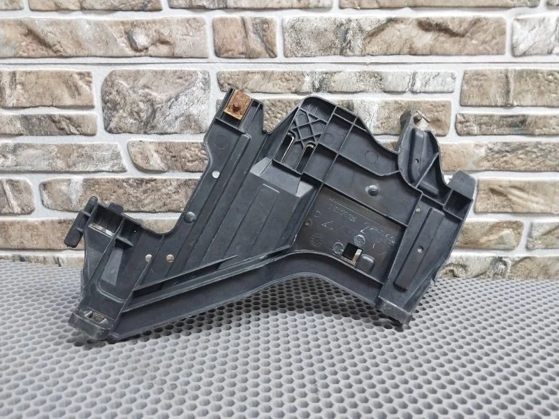 Крепление фары Audi A4 B8