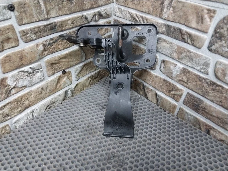 Крюк замка капота Audi A5 2009 8T