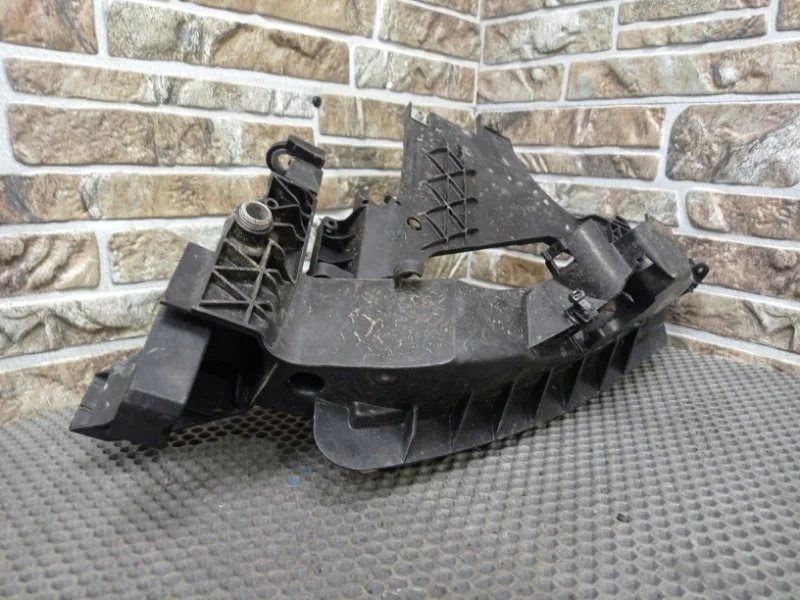 Крепление фары Audi A4 B8