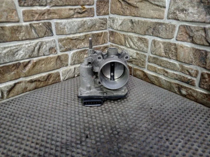 Дроссельная заслонка Toyota Avensis