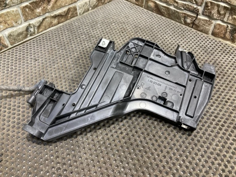 Крепление фары Audi A4 2009 B8