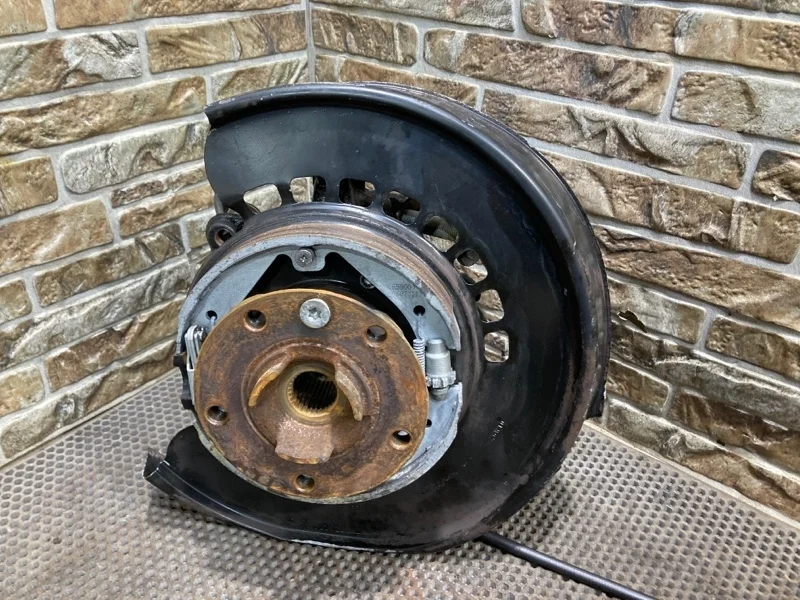 Кулак поворотный Audi Q7 2011 4L