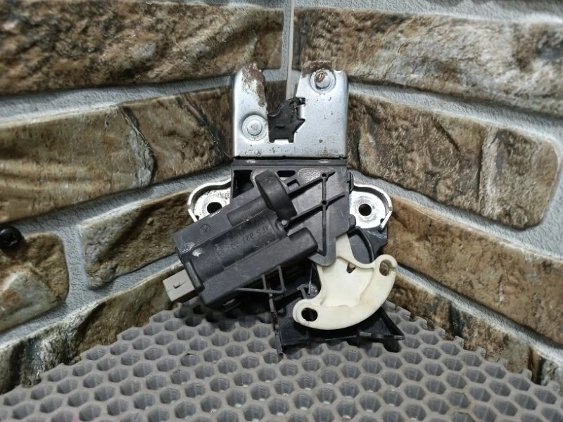 Замок багажника Volkswagen Jetta