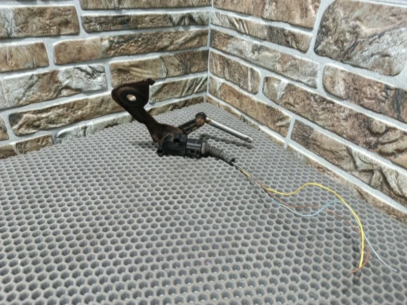 Датчик высоты дорожного просвета Audi A6 2008 C6