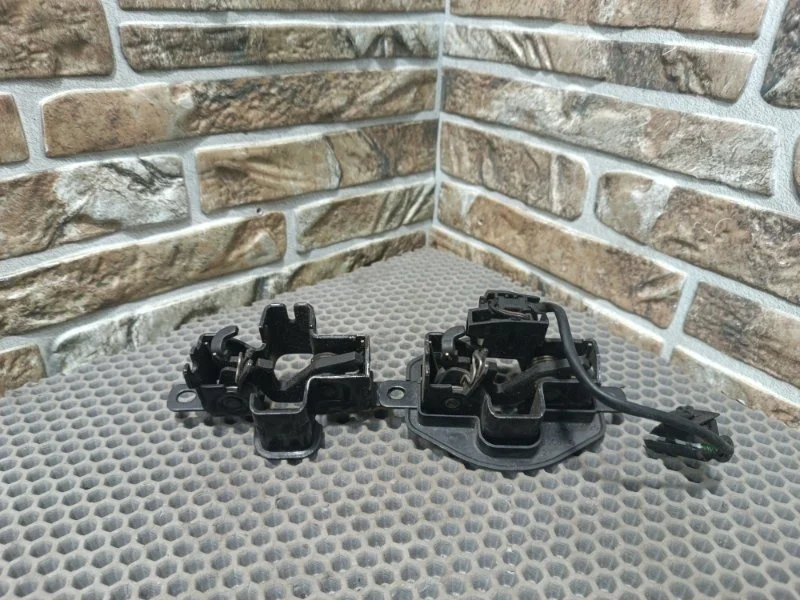 Замок капота Mercedes-Benz -Class 2009 W221