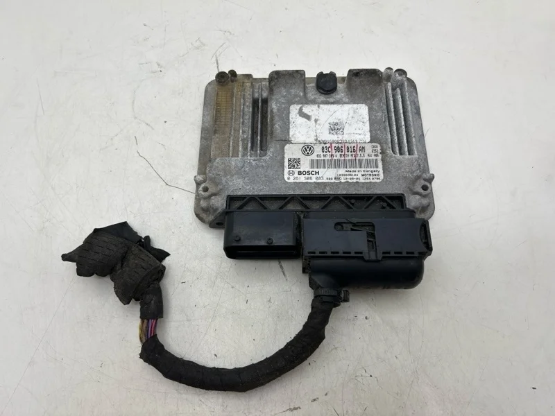 Блок управления двигателем Volkswagen Golf