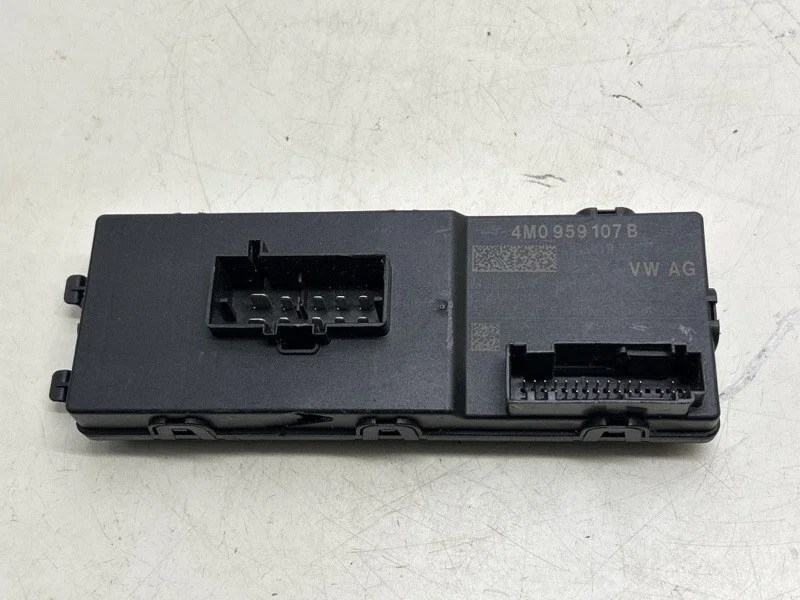 Блок управления крышкой багажника Audi Q7 4M