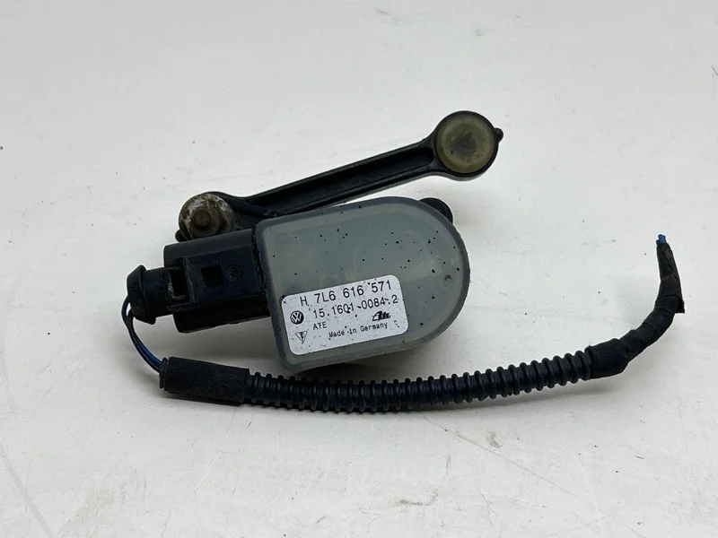 Датчик высоты дорожного просвета Audi Q7 2012 4L