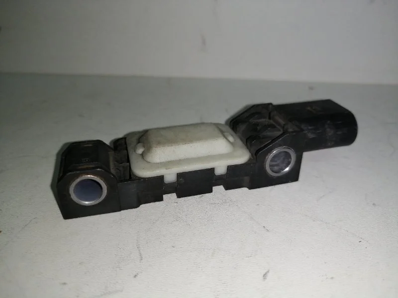 Датчик удара Volkswagen Touareg 2010 7L