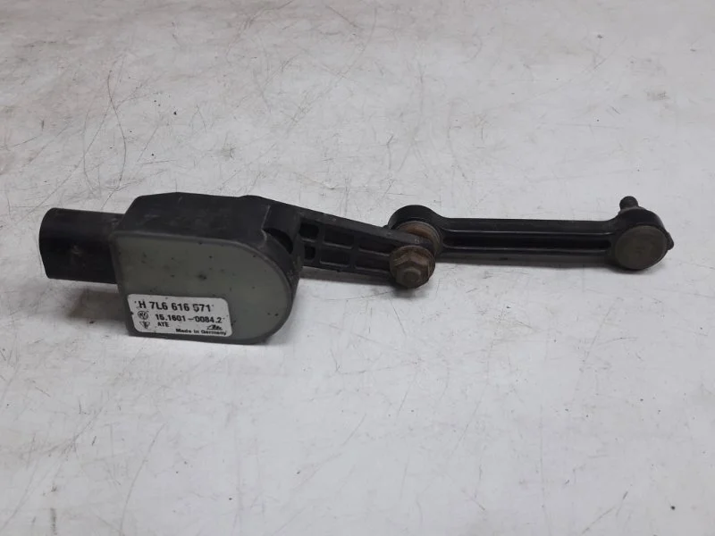 Датчик высоты дорожного просвета Audi Q7 2008 4L