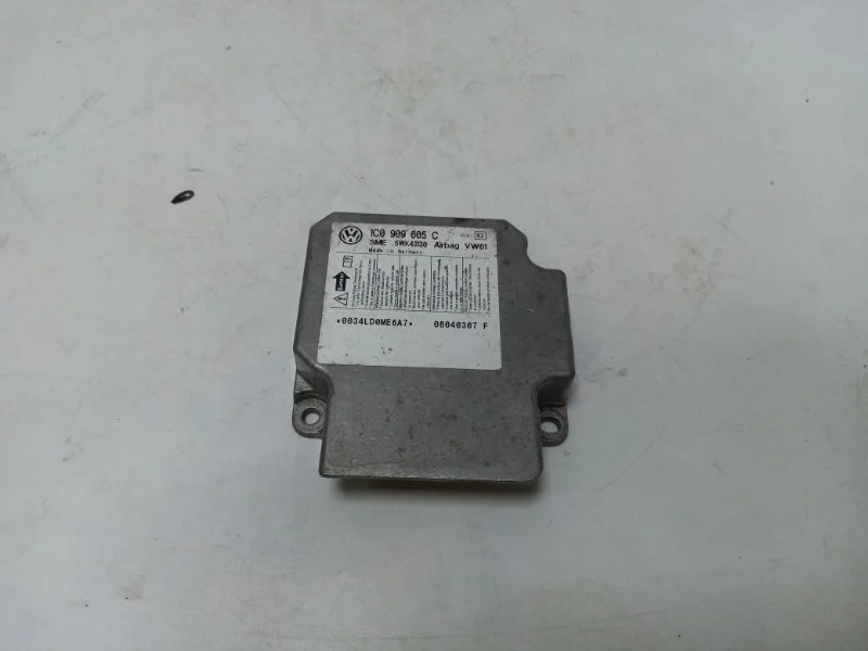 Блок управления подушек безопасности Audi Q3 2016 8U