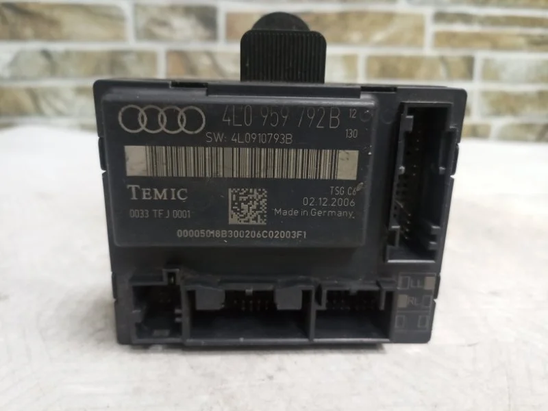 Блок управления дверьми Audi Q7 2006 4L