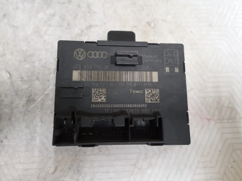 Блок управления дверьми Audi Q7 2010