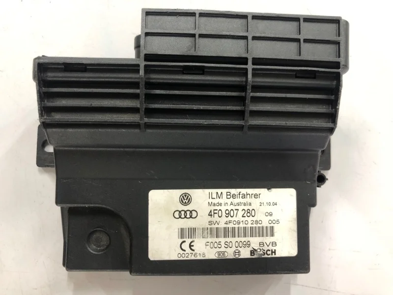 Блок управления бортовой сети Audi A4 b8