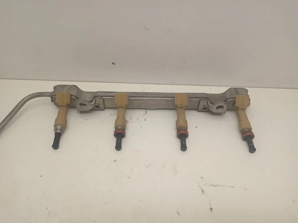 Топливная рампа с форсунками Toyota Avensis 2010 T250