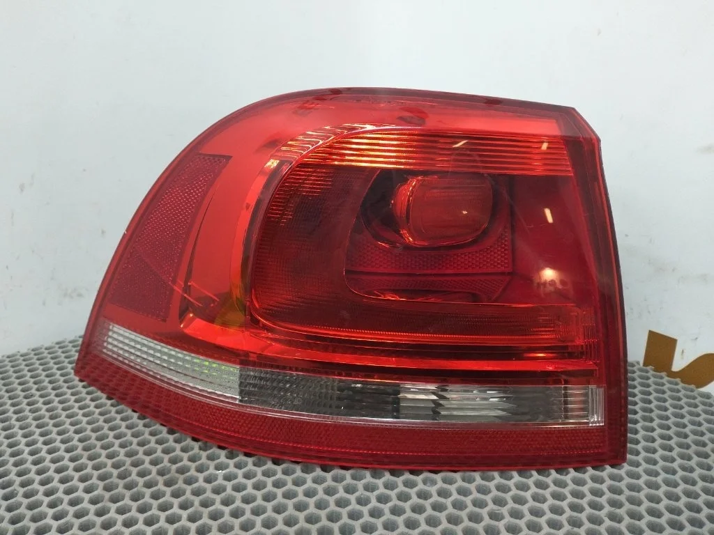 Фонарь задний внешний Volkswagen Touareg 2011 7P